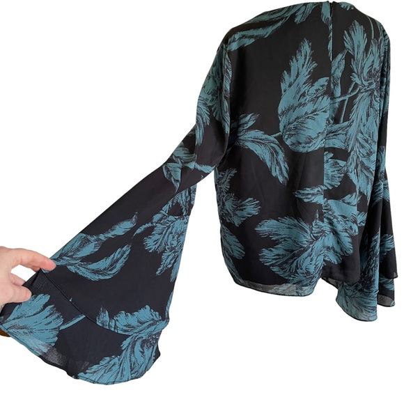 C/MEO COLLECTIVE Sz L v-neck black blouse with teal floral print +bell sleeves🏅 - Picture 7 of 12